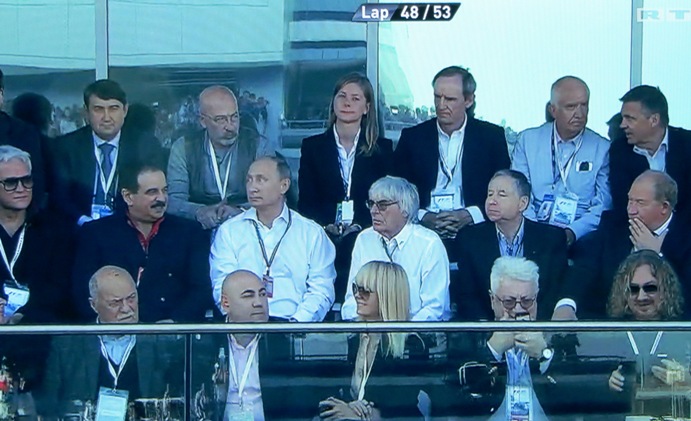 Präsident Putin, Formel 1 Boss Bernie Ecclestone und Norbert Hauck auf der Ehrentribüne.